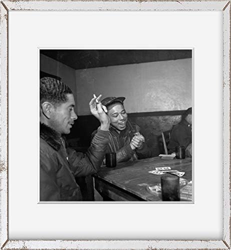 БЕЗКРАЙНИ СНИМКИ Снимка: Флаери Таскиги вечер играят карти в офицерском клуб, Уолтър Даунс