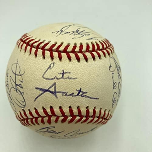 На 1990-те години с Екипа на Торонто Блу Джейс Подписа Официален договор с Американската лига на бейзбол - и Бейзболни топки с автографи